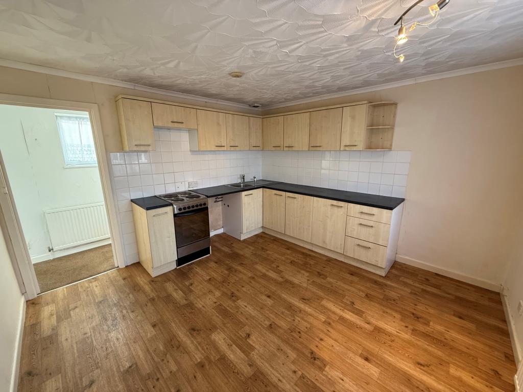 Lot: 133 - SIX SELF-CONTAINED FLATS IN BLOCK WITH STRUCTURAL ISSUES ON A LARGE PLOT WITH POTENTIAL - A view of a kitchen in a ground floor apartment